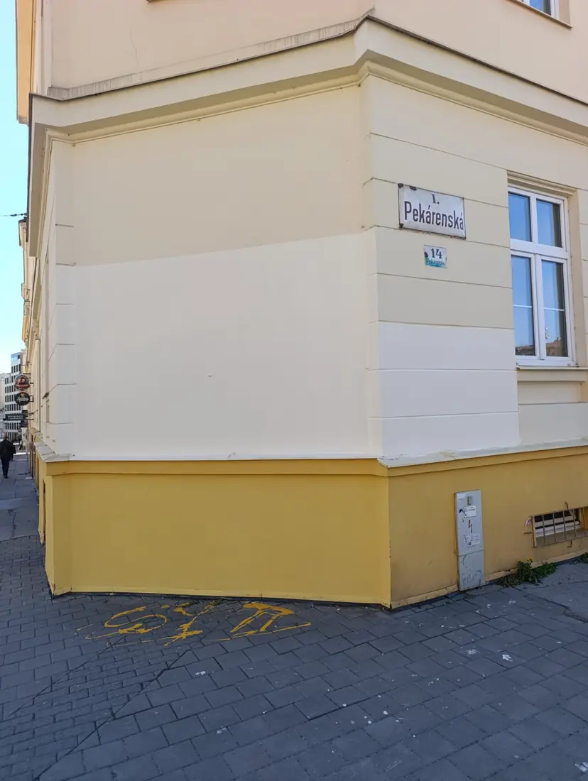 Obnovená fasáda bytového domu po odstránení graffiti a zjednotení náterom
